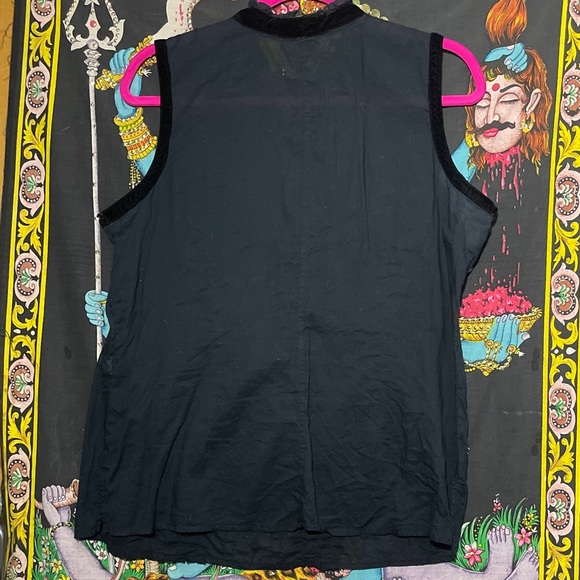 Sleeveless “tuxedo” shirt with velvet trim around collar, sleeves - Picture 4 of 8